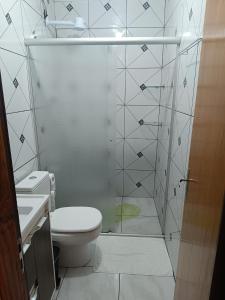a bathroom with a toilet and a shower at Apart hotel - 2 tranquilidade e conforto de casa in Tuparendi