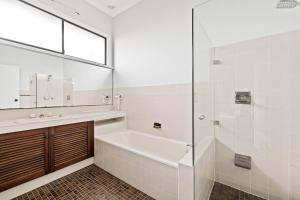 Ένα μπάνιο στο Modern Private Double Room - Centrally Located - Shared Bathroom +29 φωτογραφίες