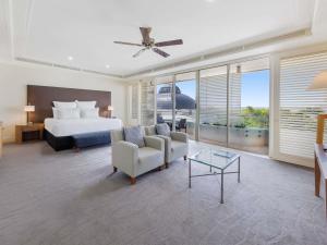 Кровать или кровати в номере Pullman Reef Hotel Casino
