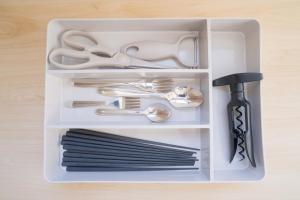 un tiroir blanc rempli d'ustensiles et d'une spatule dans l'établissement リトリートコートpaypayドーム, à Fukuoka