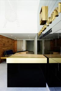 vestíbulo de un edificio con recepción en Porto Old Town – Tourism Apartments, en Oporto