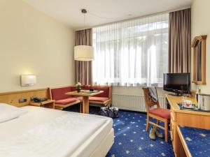 TV a/nebo společenská místnost v ubytování Mercure Hotel Garmisch Partenkirchen