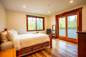 ブルーリバーにあるRiver Safari Lodgeのベッドとバルコニーのある寝室