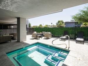 una piscina en medio de un patio en Mint - Jacuzzi - Center of Old Town, en Scottsdale