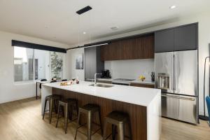 Una cocina con una gran isla con taburetes de bar. en Mint - Jacuzzi - Center of Old Town, en Scottsdale
