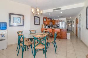 eine Küche und ein Esszimmer mit Tisch und Stühlen in der Unterkunft Sonoran Spa E401 in Campo del Medio