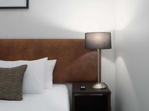 Кровать или кровати в номере Mercure Welcome Melbourne