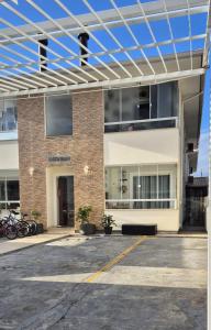 an empty parking lot in front of a building at Acomodação Quartzo Rosa - Apartamento Completo in Palhoça