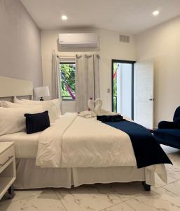 ein großes Schlafzimmer mit zwei Betten und einem Fenster in der Unterkunft Refugio Huasteco Hotel Boutique in Tamasopo