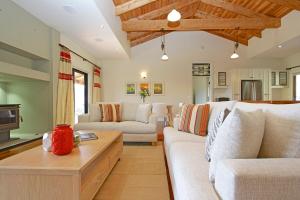 una sala de estar con un sofá y una mesa en Chalet Tasmania, en Judbury