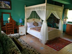 una camera da letto con un letto a baldacchino di Wishingwell B&B a Donghe