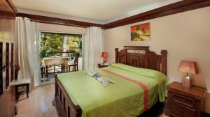 Rúm í herbergi á Manisa Hotel