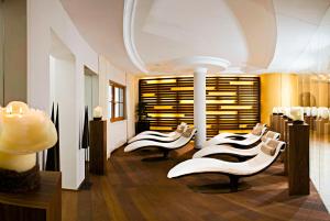 una habitación con una fila de sillas blancas en una habitación en Hotel Sonnalp en Obereggen