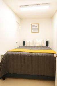 ユニオンシティにあるCozy 1-Bedroom Walkout Apt with Private Entryの部屋の中に大きなベッドがある寝室