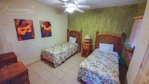 Un dormitorio con dos camas y un ventilador de techo. en Sonoran Spa W203, en Campo del Medio 24 fotos más