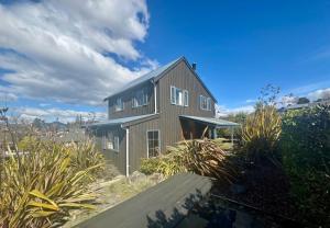 una casa al lado de un campo en 30 St James Avenue, en Hanmer Springs
