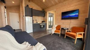 Una sala de estar con un sofá y una cocina. en Sleep under the stars at Manuka Starlight, en Twizel 27 fotos más