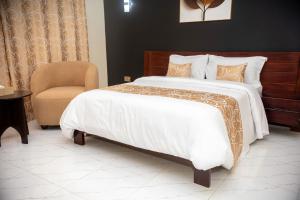 Un pat sau paturi într-o cameră la DEEL Comfort Inn