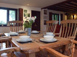 einem Holztisch mit Schalen und Platten darauf in der Unterkunft Sardis Cottage in Stepaside