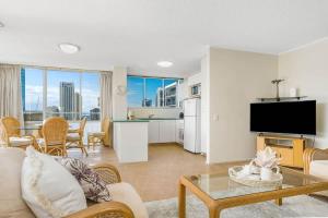 ein Wohnzimmer mit Sofa und Tisch in der Unterkunft Panorama in Gold Coast
