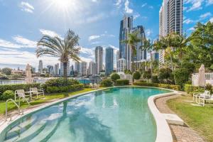 einen Pool mit einer Skyline der Stadt im Hintergrund in der Unterkunft Panorama in Gold Coast