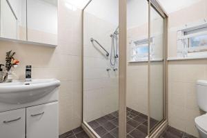 ein Badezimmer mit Dusche und Waschbecken in der Unterkunft Boutique Single Room - Centrally Located at Granville -In Courtyard - Shared Bathroom & Kitchen in Sydney