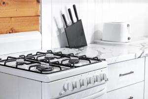 ein weißer Herd mit Backofen auf einer Küchentheke in der Unterkunft Boutique Single Room - Centrally Located at Granville -In Courtyard - Shared Bathroom & Kitchen in Sydney