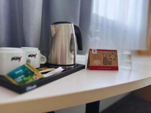 ザブジェにあるIbis Katowice - Zabrzeのコーヒーメーカー、テーブルの上の箱