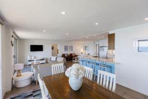 Μια τηλεόραση ή/και κέντρο ψυχαγωγίας στο Craigmore Penthouse - Endless Ocean Views