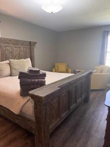 ディケーターにあるDecatur Chic Family Home with Pool Tableのベッドルーム(木製ベッド1台、ソファ付)