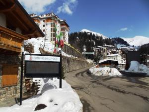 a sign in the snow next to a street at ViviFoppolo in Foppolo