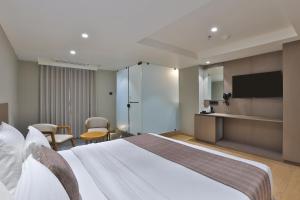 Televisyen dan/atau pusat hiburan di Shrine Suites