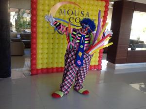 Mousa Coast Hotel & Spa في رأس سدر: تمثال مهرج واقف امام لافته