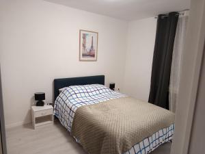 a bedroom with a bed and a picture on the wall at Badoumkassa in Welkenraedt