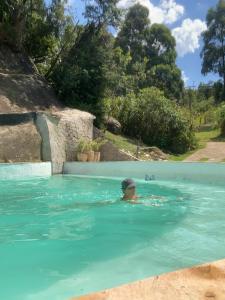a person swimming in a swimming pool at Sitio Mangala in Itapeva +31 photos