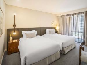 Кровать или кровати в номере Sofitel Sydney Wentworth