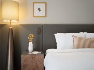 Кровать или кровати в номере Sofitel Sydney Wentworth