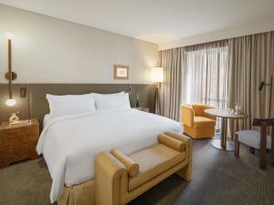 Postel nebo postele na pokoji v ubytování Sofitel Sydney Wentworth
