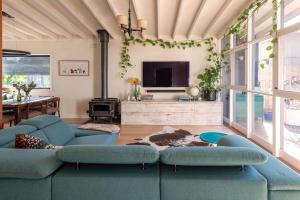 Posezení v ubytování The Pool House - Beach Basketball Table Tennis