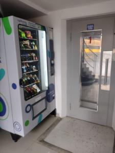 カリにあるHotel Konfort Innのドアのある部屋にあるソーダマシン