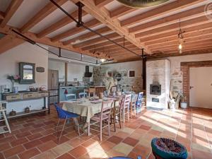una grande cucina e sala da pranzo con tavolo e sedie di Gîte écologique de charme au Cergne, idéal famille et randonneurs - FR-1-496-351 a Le Cergne Altre 28 foto