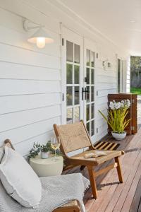 Un balcon sau o terasă la Hot Tub & FIRE PIT! - Your Serene Coastal Getaway