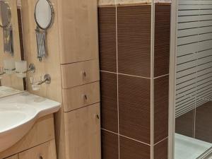 une salle de bains avec douche, lavabo et miroir dans l'établissement Appartement lumineux 3 pièces 6/7 pers à Orcières Merlette - FR-1-262-192, à Forest des Baniols