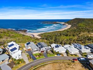Catherine Hill BayにあるSurfsideの家屋と道路のある海岸の空中景色