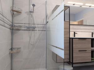 un bagno con doccia con porta in vetro di Maison spacieuse avec terrasse couverte et parking en région naturelle - FR-1-591-764 a Méobecq Altre 21 foto