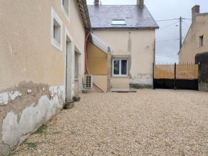 un vialetto vuoto di fronte a una casa di Maison spacieuse avec terrasse couverte et parking en région naturelle - FR-1-591-764 a Méobecq