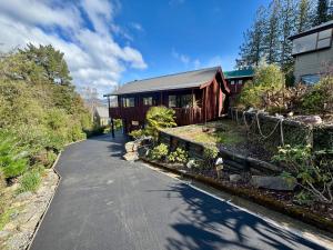 una casa con un camino al lado de un edificio en 83b Conical Hill Rd - Access via Alpine Avenue, en Hanmer Springs