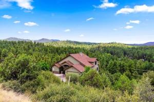 una casa en la ladera de una colina con árboles en The Sanctuary at Prescott Downtown - Scenic Views, en Prescott