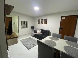 a living room with a table and a couch at Impera House Apt Térreo bairro Santa Inês in Imperatriz