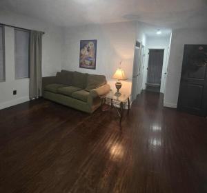 底特律The Gratiot的客厅里有一张沙发和一张桌子。